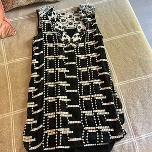 Tiny from Anthropologie black/cream sleeveless tunic top with stitching, size s